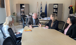 Επίσκεψη της Πρέσβεως του Βασιλείου της Ολλανδίας στην Ελλάδα στο Δήμο ΗρακλείουΤην Πρέσβη του Βασιλείου της Ολλανδίας στην Ελλάδα Barbara van Hellemond, την Πρόξενο της Ολλανδίας στο Ηράκλειο Αγγέλα Ανθουλάκη καθώς και την Υπεύθυνη Οικονομικής Πολιτικής στην Πρεσβεία Ράννια Σαββάκη, υποδέχθηκε ο Αντιδήμαρχος Διοίκησης & Τουρισμού και Αναπληρωτής Δημάρχου Γιώργος Αγριμανάκης το πρωί της Τρίτης 31/3.

