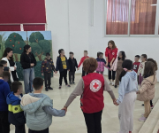 Εκπαιδευτική δράση στο 4ο και 50ο Δημοτικό σχολείο διοργάνωσε ο Δήμος Ηρακλείου σε συνεργασία με τον Ερυθρό ΣταυρόΤο έργο και
τις αξίες του Ελληνικού Ερυθρού Σταυρού μέσα από προβολή εκπαιδευτικού υλικού
και βιωματικές δραστηριότητες, είχαν την ευκαιρία να γνωρίσουν μαθήτριες και
μαθητές του 4ου και 50ου Δημοτικού σχολείου μέσα από την
εκπαιδευτική δράση που διοργάνωσε η  Αντιδημαρχία Εθελοντισμού του Δήμου Ηρακλείου σε
συνεργασία με ομάδα κοινωνικών λειτουργών και εθελοντών του Ελληνικού Ερυθρού
Σταυρού, την Τρίτη 31/3. 
