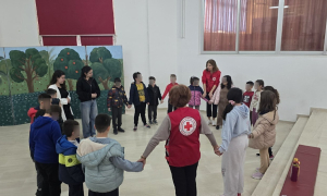 Εκπαιδευτική δράση στο 4ο και 50ο Δημοτικό σχολείο διοργάνωσε ο Δήμος Ηρακλείου σε συνεργασία με τον Ερυθρό Σταυρό