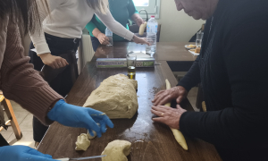 Παρασκευή Παραδοσιακών Κουλουριών «Κουκουναρές» στο ΚΗΦΗ Τεμένους
Με επιτυχία πραγματοποιήθηκε η δράση παρασκευής παραδοσιακών κουλουριών, γνωστών ως «κουκουναρές», το πρωί της 1ης Απριλίου στο ΚΗΦΗ Τεμένους, στο πλαίσιο της διατήρησης και ανάδειξης της τοπικής μας παράδοσης.

 
 
