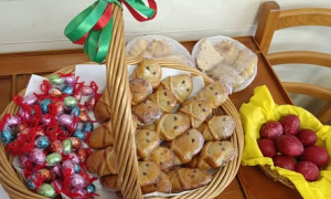 Πασχαλινές δράσεις με μαθητές στο Κ.Η.Φ.Η Νέας Αλικαρνασσού του Δήμου ΗρακλείουΠασχαλινές δημιουργίες και άλλες δράσεις για τα ήθη και έθιμα του Πάσχα
είχαν την ευκαιρία να γνωρίσουν και να μάθουν οι μαθητές της Δ τάξης του 1ου
Δημοτικού Σχολείου Νέας Αλικαρνασσού που επισκέφθηκαν το Κέντρο Ημερήσιας
Φροντίδας Ηλικιωμένων( Κ.Η.Φ.Η) Νέας Αλικαρνασσού του Δήμου Ηρακλείου την Πέμπτη
2/4.
 
 
