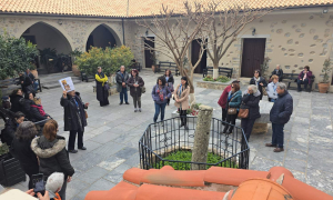 Με επιτυχία η ξενάγηση των «Χαρτοδιαδρομών… στο Δήμο μας» Γκουβερνιώτισσα, Άγιο Αντώνιο στο Αβδού και στην Παναγία την ΚεράΜε τον καλύτερο
τρόπο και με μεγάλη συμμετοχή του κοινού, πραγματοποιήθηκαν  το Σάββατο 4/4 οι «Χαρτοδιαδρομές… στο Δήμο
μας», οι δωρεάν ξεναγήσεις που διοργανώνει ο Δήμος Ηρακλείου-Αντιδημαρχία
Εθελοντισμού μαζί με την Εθελοντική Ομάδα «Φιλόπολις» και την καθοριστική
εθελοντική συμβολή της ξεναγού Αθηνά Κυριακάκη-Σφακάκη. επιβεβαιώνοντας για ακόμη μία φορά ότι οι
διαδρομές αυτές αποτελούν ένα ζωντανό κύτταρο πολιτισμού, μνήμης και συλλογικής
εμπειρίας.
