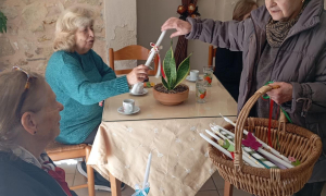 Προσφορά πασχαλινών λαμπάδων από το Κ.Η.Φ.Η προς τα μέλη του ΚΕΚΟΙΦ-ΑΠΗ Αγίας Τριάδας Προσφορά πασχαλινών λαμπάδων από το Κ.Η.Φ.Η προς τα μέλη του ΚΕΚΟΙΦ-ΑΠΗ Αγίας Τριάδας