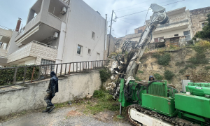 Ολοκληρώθηκαν οι γεωτρήσεις για τη γεωτεχνική έρευνα στον οικισμό των ΒουτώνΟλοκληρώθηκαν την Μεγάλη Τρίτη 7/4 οι εργασίες της γεωτεχνικής έρευνας στον οικισμό των Βουτών, που διεξάγονται στο πλαίσιο της ειδικής μελέτης για την διερεύνηση των ρωγματώσεων του οικισμού.

