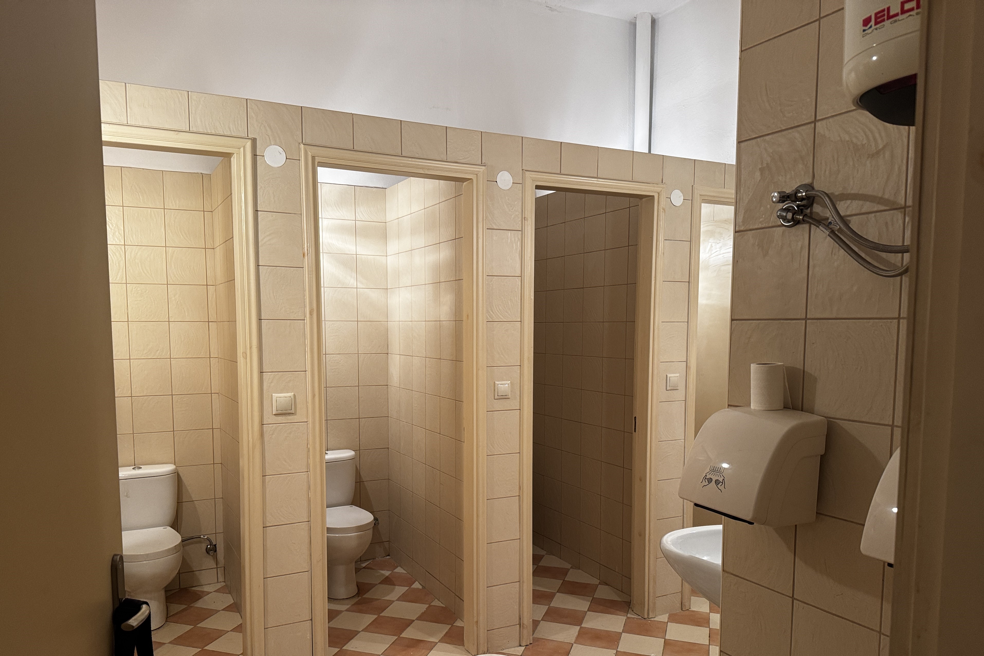 Σε χρήση δυο νέες δημόσιες τουαλέτες στο κέντρο του ΗρακλείουΔυο νέες
δημόσιες τουαλέτες ανδρών, γυναικών και Ατόμων με Αναπηρία παραδίδονται σε
χρήση στο κέντρο της πόλης από τις 10/4, έπειτα από τις απαραίτητες εργασίες
που έγιναν από την Τεχνική Υπηρεσία, στο πάρκο Δ. Θεοτοκόπουλου (νέα κατασκευή)
και στην Καινούργια Πόρτα.
