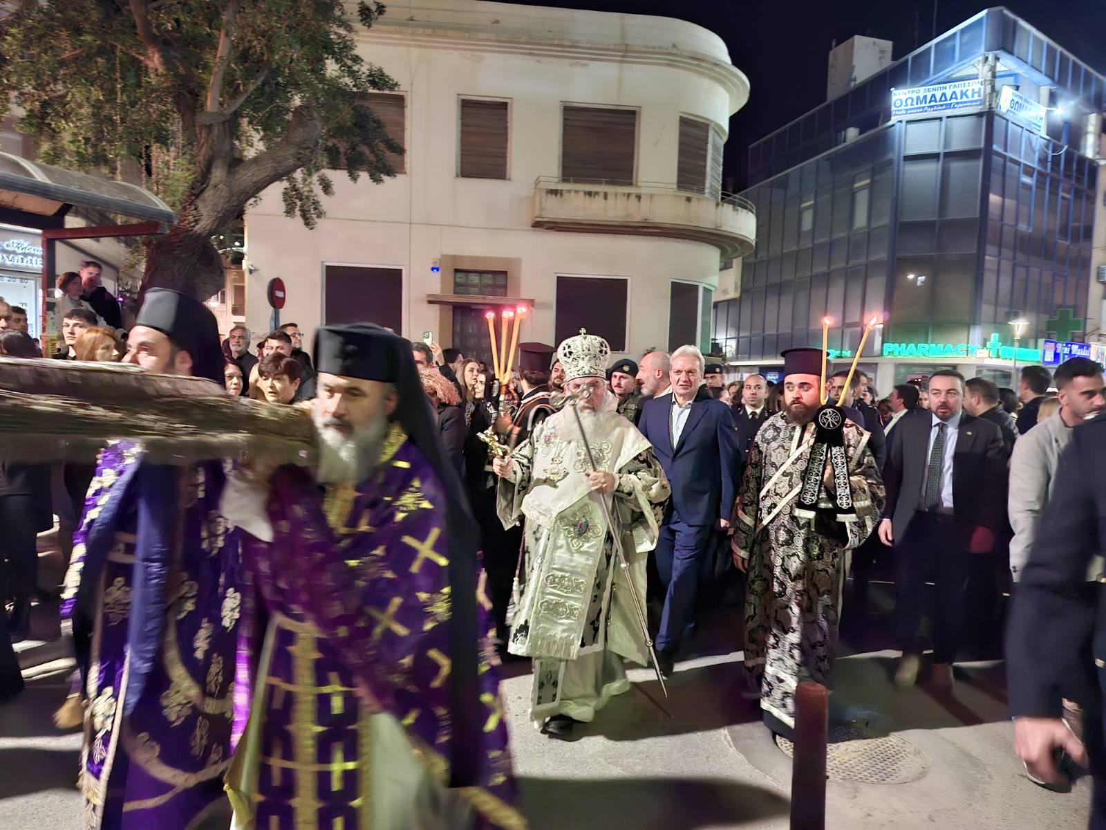 Πλήθος κόσμου στο κέντρο του Ηρακλείου για την περιφορά των Επιταφίων 
 
Ο
Δήμαρχος Ηρακλείου Αλέξης Καλοκαιρινός στην Ακολουθία του Επιτάφιου Θρήνου και
την περιφορά του Επιταφίου του Αγίου Μηνά
Μέσα
σε κλίμα βαθιάς κατάνυξης και συγκίνησης, τελέστηκε το βράδυ της Μεγάλης
Παρασκευής στον Ιερό ναό του Αγίου Μηνά η Ακολουθία του Επιταφίου Θρήνου,
χοροστατούντος του Σεβασμιότατου Αρχιεπισκόπου Κρήτης Ευγένιου, παρουσία του
Δημάρχου Ηρακλείου Αλέξη Καλοκαιρινού, μελών της Δημοτικής Αρχής, εκπροσώπων
φορέων, αρχών και πλήθους πιστών.
