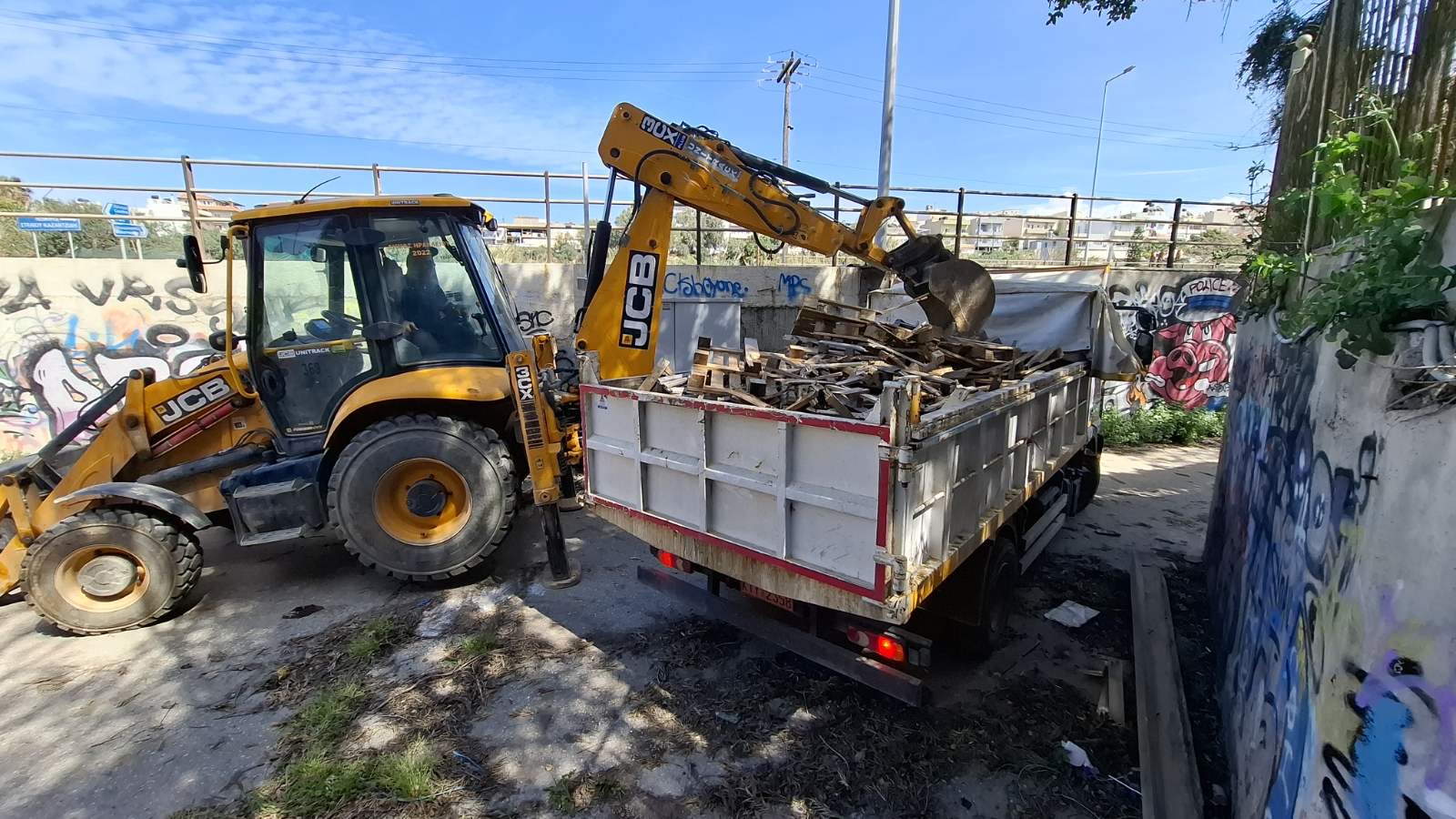 Επιχείρηση του Δήμου Ηρακλείου για την απομάκρυνση εύφλεκτων υλικών από κοινόχρηστους χώρους Σε
εξέλιξη βρίσκεται τις τελευταίες ώρες συντονισμένη επιχείρηση απομάκρυνσης εκατοντάδων
παλετών, ξύλων, ελαστικών και άλλων εύφλεκτων υλικών που άγνωστοι έχουν
συγκεντρώσει σε κοινόχρηστους χώρους γύρω από Ναούς του Ηρακλείου, για να τα
χρησιμοποιήσουν για το κάψιμο του Ιούδα.
