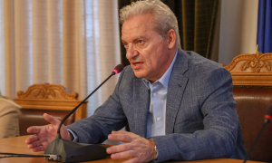 Αλέξης Καλοκαιρινός: Είναι στιγμή να ληφθούν αποφάσεις, στις οποίες η Τοπική Αυτοδιοίκηση και ο Δήμος Ηρακλείου θα είναι συμμέτοχοιΔήλωση του
Δημάρχου Ηρακλείου μετά την σύσκεψη για την λειψυδρία που συγκάλεσε ο
Πρωθυπουργός Κυριάκος Μητσοτάκης
Παρουσιάζοντας στοιχεία για την υδροδότηση του Ηρακλείου από το φράγμα Αποσελέμη και επαναλαμβάνοντας την ανάγκη να υπάρξουν άμεσες αποφάσεις στο ζήτημα της αντιμετώπισης της λειψυδρίας, τόσο ως προς την υδροδότηση όσο και ως προς την άρδευση, τοποθετήθηκε ο Δήμαρχος Ηρακλείου Αλέξης Καλοκαιρινός στη σύσκεψη που συγκάλεσε ο Πρωθυπουργός Κυριάκος Μητσοτάκης στην Περιφέρεια Κρήτης παρουσία Υπουργών, Βουλευτών, του Περιφερειάρχη Κρήτης, Δημάρχων και εκπροσώπων Φορέων που σχετίζονται με τη διαχείριση των υδάτων.
 
