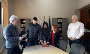 Ορκωμοσία 3 νέων μόνιμων υπαλλήλων στο Δήμο ΗρακλείουΠραγματοποιήθηκε από το Δήμαρχο Ηρακλείου Αλέξη Καλοκαιρινό, παρουσία του Αντιδημάρχου Διοίκησης & Τουρισμού Γιώργου Αγριμανάκη, η ορκωμοσία τριών νέων μόνιμων Δημοτικών Υπαλλήλων το πρωί της Δευτέρας 27/4 στη Λότζια.

