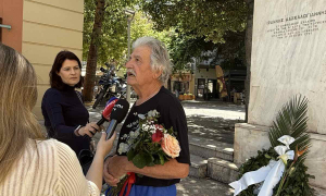 Ο Δήμος Ηρακλείου υποδέχτηκε τον αθλητή υπεραποστάσεων Θεοχάρη Αθητάκη 
Τον αθλητή
υπεραποστάσεων Θεοχάρη Αθητάκη, που
ολοκλήρωσε στο Ηράκλειο την ιστορική διαδρομή
των 153 χιλιομέτρων από την Ανώπολη Σφακίων για να τιμήσει την επέτειο της μάχης στο οροπέδιο της
Κράπης το 1770, κατά την έναρξη της τουρκικής επίθεσης στην Κρήτη, υποδέχτηκε στην πόλη, ο Αντιδήμαρχος Αθλητισμού και πρόεδρος της Ανάπτυξης Αθλητισμού
Ηρακλείου Α.Ε ΟΤΑ Γιάννης Τσαπάκης μαζί με την Αντιπρόεδρο Άρια Χουρδάκη. 
