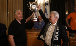 ΟΦΗ: Οι κυπελλούχοι Ελλάδας στη Λότζια (video)Μέσα σε πανηγυρικό κλίμα, έντονο ενθουσιασμό, χαρά και συγκίνηση, ο Δήμαρχος Ηρακλείου Αλέξης Καλοκαιρινός και το Δημοτικό Συμβούλιο υποδέχτηκαν στη Λότζια τους παίκτες, τον προπονητή, τη διοίκηση του κυπελλούχου ΟΦΗ, καθώς και τους χιλιάδες φιλάθλους που τους συνόδευαν στην πορεία θριάμβου στους κεντρικούς δρόμους της πόλης.

