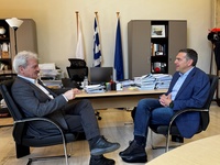 Συνάντηση του Δημάρχου Ηρακλείου Αλέξη Καλοκαιρινού με τον πρώην Πρωθυπουργό Αλέξη Τσίπρα στη ΛότζιαΤον πρώην Πρωθυπουργό Αλέξη Τσίπρα υποδέχθηκε στη
Λότζια ο Δήμαρχος Ηρακλείου Αλέξης Καλοκαιρινός, το μεσημέρι της Τετάρτης 29
Απριλίου, μαζί με τα μέλη της Δημοτικής Αρχής Κατερίνα Δουλγεράκη, Τάσο
Τσατσάκη, Γιώργο Αγριμανάκη, Ιωάννα Καλονάκη και Γιώργο Καραντινό.
