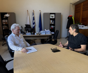 Συνάντηση του Δημάρχου Ηρακλείου Αλέξη Καλοκαιρινού με τον Αντιπρόεδρο της ΠΑΕ ΟΦΗ Ηλία ΠουρσανίδηΗ ενημέρωση του
Δημοτικού Συμβουλίου από τον Δήμαρχο Ηρακλείου
Για τη συνεργασία Δήμου Ηρακλείου - ΟΦΗ και τη
συνάντησή του με τον Αντιπρόεδρο της ΠΑΕ Ηλία Πουρσανίδη το πρωί της Πέμπτης
30/4, ενημέρωσε το ΔΣ ο Δήμαρχος Ηρακλείου Αλέξης Καλοκαιρινός.
