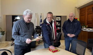 Ορκωμοσία νέου μόνιμου υπαλλήλου στο Δήμο ΗρακλείουΠραγματοποιήθηκε από τον Δήμαρχο Ηρακλείου Αλέξη Καλοκαιρινό, παρουσία του Αντιδημάρχου Διοίκησης & Τουρισμού Γιώργου Αγριμανάκη, η ορκωμοσία ενός νέου μόνιμου Δημοτικού Υπαλλήλου, το πρωί της Δευτέρας 4/5 στη Λότζια.


