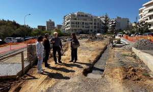Στο τελευταίο στάδιο η ανακατασκευή της Τ. Μαρκοπούλου – Συνεχίζεται με αντικατάσταση και της ασφάλτου μέχρι την Αγίου Μηνά – Προχωρά η δημιουργία του νέου κοινόχρηστου χώρου στην ΠινδάρουΜε γρήγορους ρυθμούς προχωρούν τα δυο σημαντικά έργα που έχει προτεραιοποιήσει η Δημοτική Αρχή Ηρακλείου, αυτά της ανακατασκευής του πεζοδρόμου της Ταξιάρχου Μαρκοπούλου καθώς και της δημιουργίας νέου κοινόχρηστου χώρου στη συμβολή των οδών Πινδάρου και Γ. Γεωργιάδου, με την παράλληλη επέκταση των πεζοδρομίων στις οδούς Κάσσου, Πινδάρου και Γεωργίου Γεωργιάδη.

