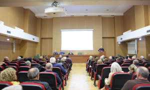 Απολογισμός διετίας με αίσθηση της ευθύνης και το βλέμμα στραμμένο στο μέλλονΣε ειδική συνεδρίαση του Δημοτικού Συμβουλίου Ηρακλείου, παρουσία Προέδρων και μελών Δημοτικών Κοινοτήτων και πολιτών, παρουσιάστηκε από τον Δήμαρχο Αλέξη Καλοκαιρινό ο απολογισμός της Δημοτικής Αρχής για τη διετία 2024 – 2025.


