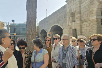 Με ιδιαίτερο ενδιαφέρον από τους πολίτες για τα μνημεία του Ηρακλείου οι «Χαρτοδιαδρομές… στο Δήμο μας» Μέσα σε κλίμα ιδιαίτερου ενδιαφέροντος, για την ιστορική
ταυτότητα της πόλης από τους πολίτες που συμμετείχαν, πραγματοποιήθηκε το Σάββατο 9/5, άλλη μία
προγραμματισμένη διαδρομή των «Χαρτοδιαδρομών». Η δράση συνδιοργανώθηκε από την
Αντιδημαρχία Εθελοντισμού και την Εθελοντική Ομάδα «Φιλόπολις».
 
 
