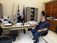 Συνάντηση του Δημάρχου Ηρακλείου με τον Πρόεδρο της ΕΑΣΗ 
Με
τον Πρόεδρο της Ένωσης Αγροτικών Συνεταιρισμών Ηρακλείου (ΕΑΣΗ) Σταύρο Γαβαλά
συναντήθηκε στη Λότζια ο Δήμαρχος Ηρακλείου Αλέξης Καλοκαιρινός, με αντικείμενο
της συνάντησης την πιθανότητα χρήσης ακινήτου της ΕΑΣΗ στην περιοχή των Μαλάδων
ως χώρου προσωρινής φιλοξενίας μεταναστών/προσφύγων.
