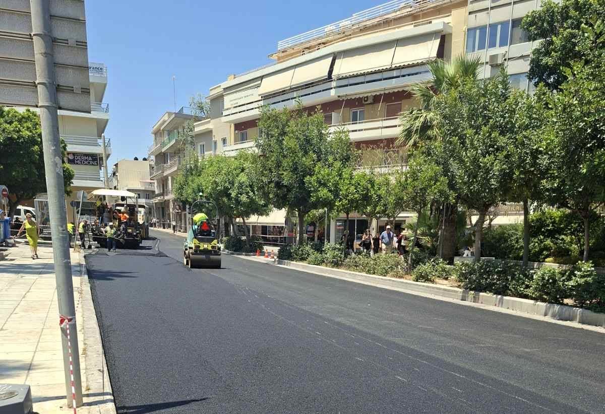 Ασφαλτοστρώσεις στη Λεωφόρο Δημοκρατίας - Πώς θα ρυθμιστεί η κυκλοφορία το διήμερο των εργασιώνΣυνεχίζεται από το Δήμο Ηρακλείου η
υλοποίηση του προγράμματος των ασφαλτοστρώσεων και αποκατάστασης φθορών
οδοστρωμάτων, με στόχο τη βελτίωση της οδικής ασφάλειας. 
