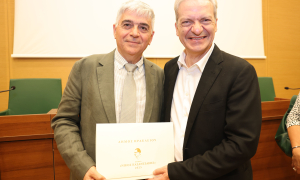 Απονεμήθηκε το Βραβείο «Νίκος Καζαντζάκης» 2025 του Δήμου Ηρακλείου στον καθηγητή Νεοελληνικής Φιλολογίας του ΕΚΠΑ Στέφανο Κακλαμάνη (video)