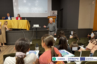 Ισχυρό το μήνυμα της ημερίδας για «Το μέλλον της αστικής εφοδιαστικής αλυσίδας τροφίμων και της βιώσιμης κινητικότητας» από την ΗΡΑΚΛΕΙΟ Μ.Α.Ε.Παρουσία
του Δημάρχου Ηρακλείου και Προέδρου της ΗΡΑΚΛΕΙΟ Μ.Α.Ε. Αλέξη Καλοκαιρινού οι
εργασίες στο πλαίσιο του ευρωπαϊκού έργου GARDEN 
 
 
Με επιτυχία πραγματοποιήθηκε η ανοικτή ημερίδα με θέμα «Το μέλλον της
αστικής εφοδιαστικής αλυσίδας τροφίμων και της βιώσιμης κινητικότητας», που
διοργάνωσε ο Αναπτυξιακός Οργανισμός Τοπικής Αυτοδιοίκησης ΗΡΑΚΛΕΙΟ Μ.Α.Ε.
(Α.Ο.Τ.Α. ΗΡΑΚΛΕΙΟ Μ.Α.Ε.), στο πλαίσιο του ευρωπαϊκού έργου GARDEN (Greener
AgRo-fooD logistics in the mEditerraneaN area) του προγράμματος Interreg
Euro-MED την Παρασκευή 5 Ιουνίου 2026 στην Αίθουσα «Μανόλης Καρέλλης» του
δημοτικού κτιρίου Ανδρόγεω. 
