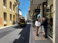 Αυτοψία στο έργο των ασφαλτοστρώσεων στην οδό Αβέρωφ από τον Δήμαρχο Ηρακλείου Αλέξη Καλοκαιρινό (video) 
Σχεδιασμός τριών επιπέδων για τη βελτίωση
της οδικής ασφάλειας – Ακολουθούν νέες ασφαλτοστρώσεις στο κέντρο και στις
συνοικίες της πόλης
 
Αυτοψία στο έργο ασφαλτόστρωσης της οδού
Αβέρωφ, που ολοκληρώθηκε στον συντομότερο δυνατό χρόνο των δυο ημερών, πραγματοποίησε
ο Δήμαρχος Ηρακλείου Αλέξης Καλοκαιρινός μαζί με τον Αντιδήμαρχο Τεχνικών Έργων
& Πρασίνου Δημήτρη Σπυριδάκη και την Πρόεδρο της 1ης Δημοτικής
Κοινότητας Θεοδοσία Αγγελιδάκη.
