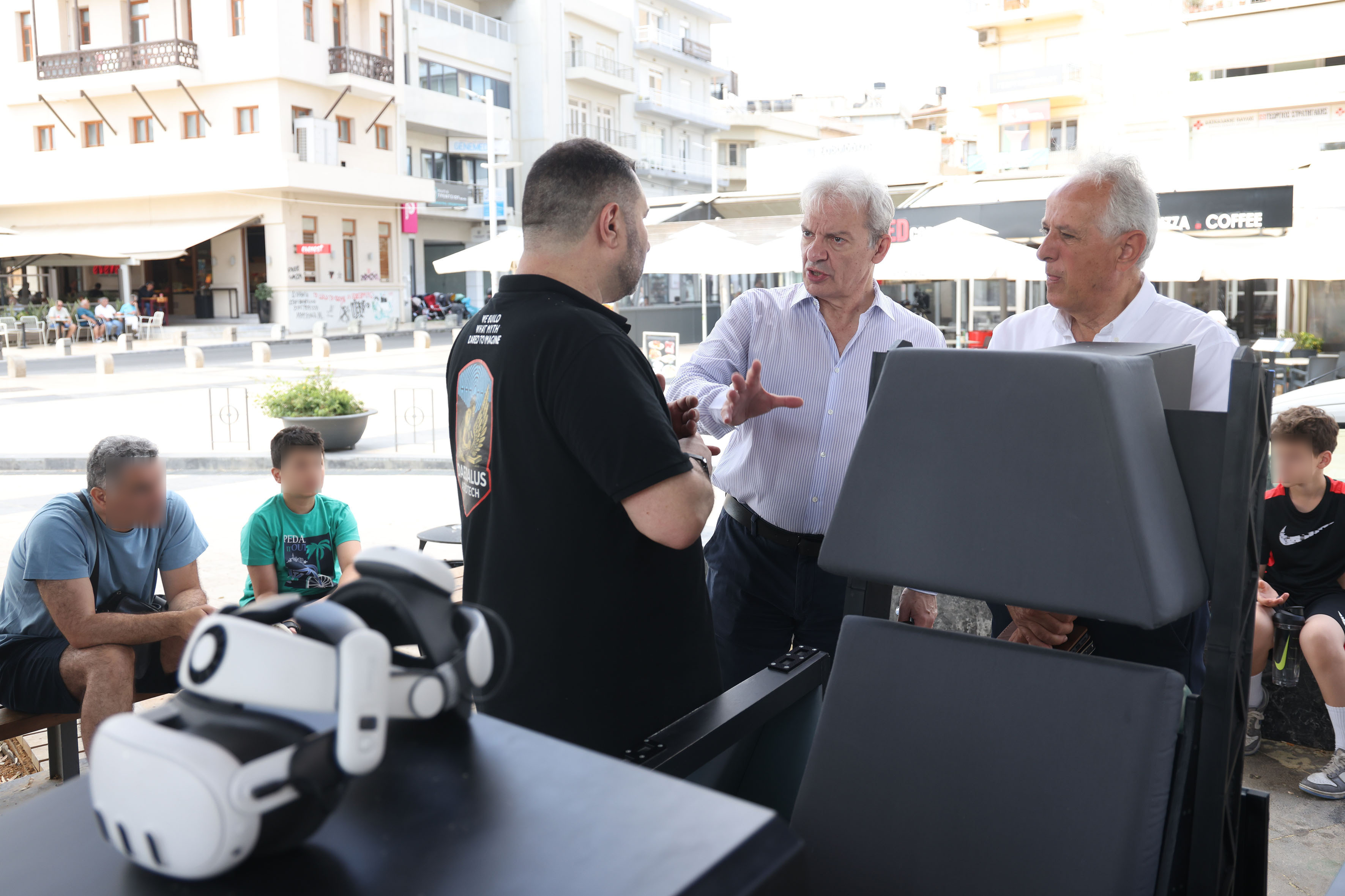Μικροί και μεγάλοι θέλουν να «πετάξουν» με F35 -  Στην Πλ. Ελευθερίας ο προσομοιωτής πτήσης με πρωτοβουλία του Δήμου ΗρακλείουΤον υπερσύγχρονο προσομοιωτή πτήσης του μαχητικού αεροσκάφους F-35, ο
οποίος έχει εγκατασταθεί το Σάββατο 13/6, από τις 9:00 έως τις 20:00, στο
κιόσκι της Πλατείας Ελευθερίας, , επισκέφθηκε ο Δήμαρχος Ηρακλείου, Αλέξης
Καλοκαιρινός μαζί με τον Αντιδήμαρχο Παιδείας Αντώνη Περισυνάκη.
