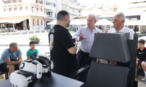 Μικροί και μεγάλοι θέλουν να «πετάξουν» με F35 -  Στην Πλ. Ελευθερίας ο προσομοιωτής πτήσης με πρωτοβουλία του Δήμου Ηρακλείου