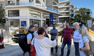 Ο Δήμαρχος Ηρακλείου στο εμβληματικό έργο της ΔΕΥΑΗ για την αντικατάσταση των αγωγών ύδρευσηςΣτο έργο αντικατάστασης των αγωγών ύδρευσης που εκτελείται από την ΔΕΥΑΗ στη Λ. Δημοκρατίας τις τελευταίες ημέρες, πραγματοποίησε αυτοψία νωρίς το πρωί της Τετάρτης 17/6 ο Δήμαρχος Ηρακλείου Αλέξης Καλοκαιρινός, μαζί με τον Πρόεδρο της ΔΕΥΑΗ Γιώργο Βουρεξάκη.


