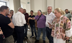 Στο πλευρό των εργαζομένων της καθαριότητας στα Δικαστήρια ο Αλέξης Καλοκαιρινός- Για υπόθεση επίθεσης που είχαν δεχθεί το 2020 εν ώρα εργασίαςΣτα Δικαστήρια του Ηρακλείου βρέθηκε την Τετάρτη 17/6 ο Δήμαρχος Ηρακλείου Αλέξης Καλοκαιρινός, μαζί με τους Αντιδημάρχους Γιώργο Τσαγκαράκη, Γιώργο Αγριμανάκη και Γιάννα Καλονάκη, στο πλευρό τριών εργαζομένων της Υπηρεσίας Καθαριότητας που είχαν δεχθεί επίθεση το Νοέμβριο του 2020 και είχαν καταλήξει στο νοσοκομείο, από οδηγό και συνεπιβάτες αυτοκινήτου που εμπόδιζε την αποκομιδή.

