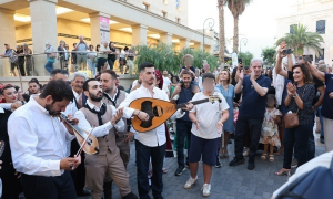 Σε κλίμα ενθουσιασμού και με μαζική συμμετοχή του κοινού συνεχίζεται το 11ο Φεστιβάλ «Τέχνη Καθ' Οδόν» του Δήμου Ηρακλείου                                                                      Το
πρόγραμμα της Πέμπτης 18/6
Με απόλυτη επιτυχία και μαζική συμμετοχή του κοινού εξελίσσονται οι
πρώτες ημέρες του 11ου Φεστιβάλ δρόμου «Τέχνη Καθ' Οδόν» 2026. Χιλιάδες πολίτες
κάθε ηλικίας, καθώς και πλήθος επισκεπτών της πόλης, κατακλύζουν καθημερινά τις
πλατείες, τους πεζοδρόμους και τις γειτονιές του Ηρακλείου, αγκαλιάζοντας με
θέρμη τον θεσμό. 

