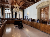 Ολοκληρώθηκε η συνάντηση που συγκάλεσε ο Δήμαρχος Ηρακλείου με φορείς της Ηρακλείου – Μοιρών για τον κλειστό χώρο κράτησης προσφύγων/μεταναστών 
Αλέξης Καλοκαιρινός: «Πολύ χρήσιμη
και ειλικρινής συζήτηση από ανθρώπους που ενδιαφέρονται για το καλό του τόπου τους»
 
Ολοκληρώθηκε η συνάντηση εργασίας που συγκάλεσε ο Δήμαρχος
Ηρακλείου Αλέξης Καλοκαιρινός στη Λότζια, παρουσία των Αντιδημάρχων Τάσου
Τσατσάκη και Νίκου Γιαλιτάκη, με εκπροσώπους φορέων της περιοχής Ηρακλείου –
Μοιρών και θέμα την απόφαση του Υπουργείου Μετανάστευσης & Ασύλου για τη
δημιουργία κλειστού και ελεγχόμενου χώρου ολιγοήμερης παραμονής προσφυγικών/μεταναστών
σε εγκατάσταση στο 10ο χιλιόμετρο της ΕΟ Ηρακλείου – Μοιρών.

