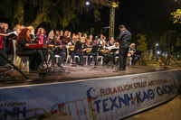 Πλήθος κόσμου συμμετέχει στο 11ο Φεστιβάλ  «Τέχνη Καθ' Οδόν» του Δήμου Ηρακλείου που συνεχίζεται και το ΣαββατοκύριακοΕκδηλώσεις την Κυριακή 21/6 και σε Άγιο Σύλλα, Λοφούπολη
και Δρακουλιάρη Όλο το πρόγραμμα
 
Με πολίτες και
επισκέπτες να κατακλύζουν καθημερινά τους δρόμους, τις πλατείες και τις
γειτονιές της πόλης και των οικισμών του Δήμου, συνεχίζονται και το
Σαββατοκύριακο οι εκδηλώσεις του κορυφαίου πολιτιστικού θεσμού «Τέχνη καθ’
Οδόν» που διοργανώνει ο Δήμος Ηρακλείου.
