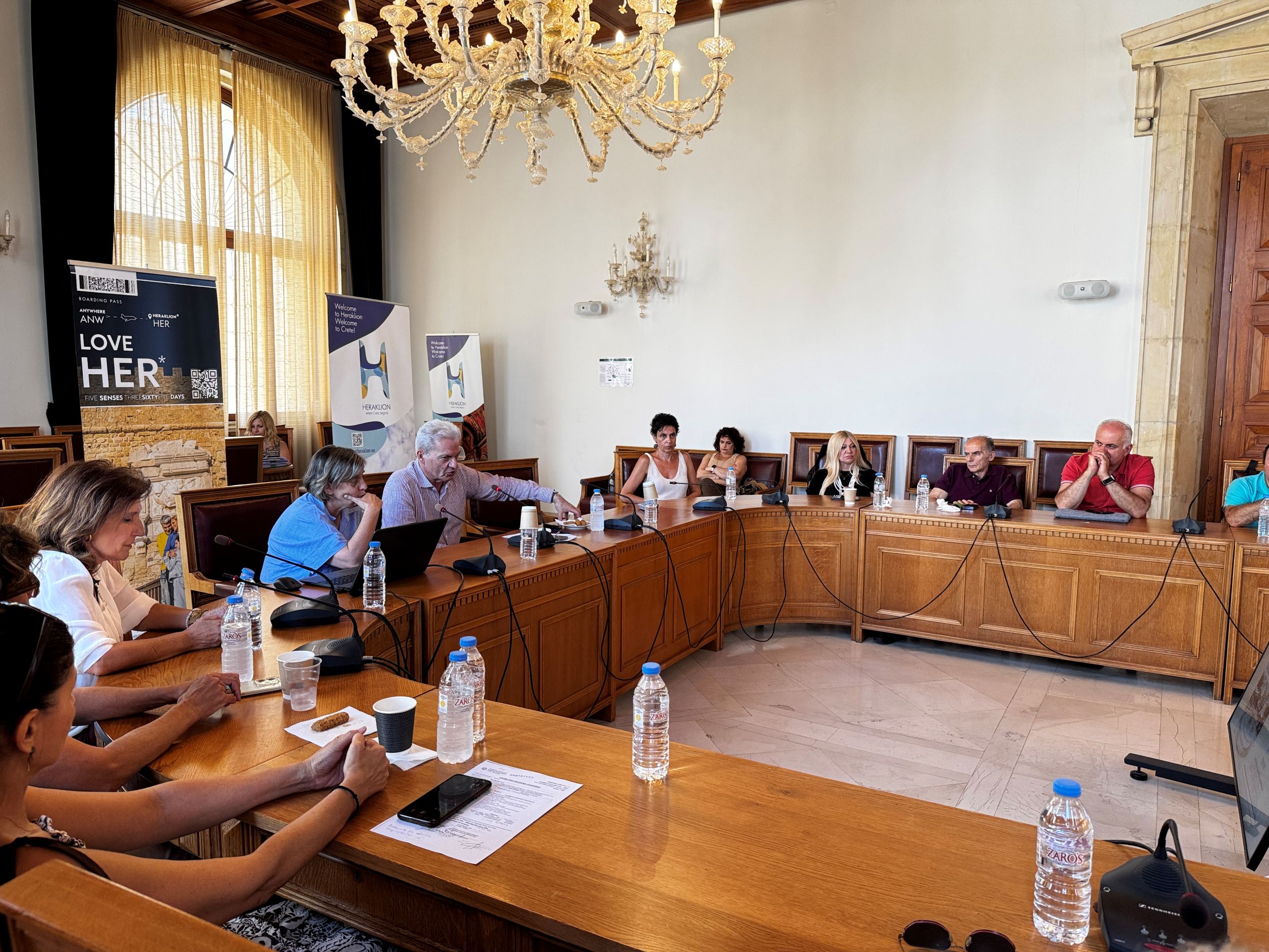 Οι προτάσεις του Δήμου Ηρακλείου για την Κρήνη Μοροζίνι (video)Αλέξης
Καλοκαιρινός: Έχει αναπτυχθεί μια δυναμική συνέργειας με το Υπουργείο
Πολιτισμού και τις Υπηρεσίες του, που βρίσκεται στη σωστή κατεύθυνση και είναι
πάρα πολύ σημαντικό για τον τόπο
 
Συγκεκριμένες προτάσεις για το χρονοδιάγραμμα των
εργασιών συντήρησης στην Κρήνη Μοροζίνι κατέθεσε ο Δήμαρχος Ηρακλείου Αλέξης
Καλοκαιρινός, στην ευρεία σύσκεψη που πραγματοποιήθηκε με τη συμμετοχή της
Προϊσταμένης της Διεύθυνσης Συντήρησης Αρχαίων και Νεωτέρων Μνημείων Μαρίας
Μερτζάνη, στελεχών του ΥπΠο καθώς και φορέων, το μεσημέρι της Παρασκευής 3/7 στη
Λότζια.
