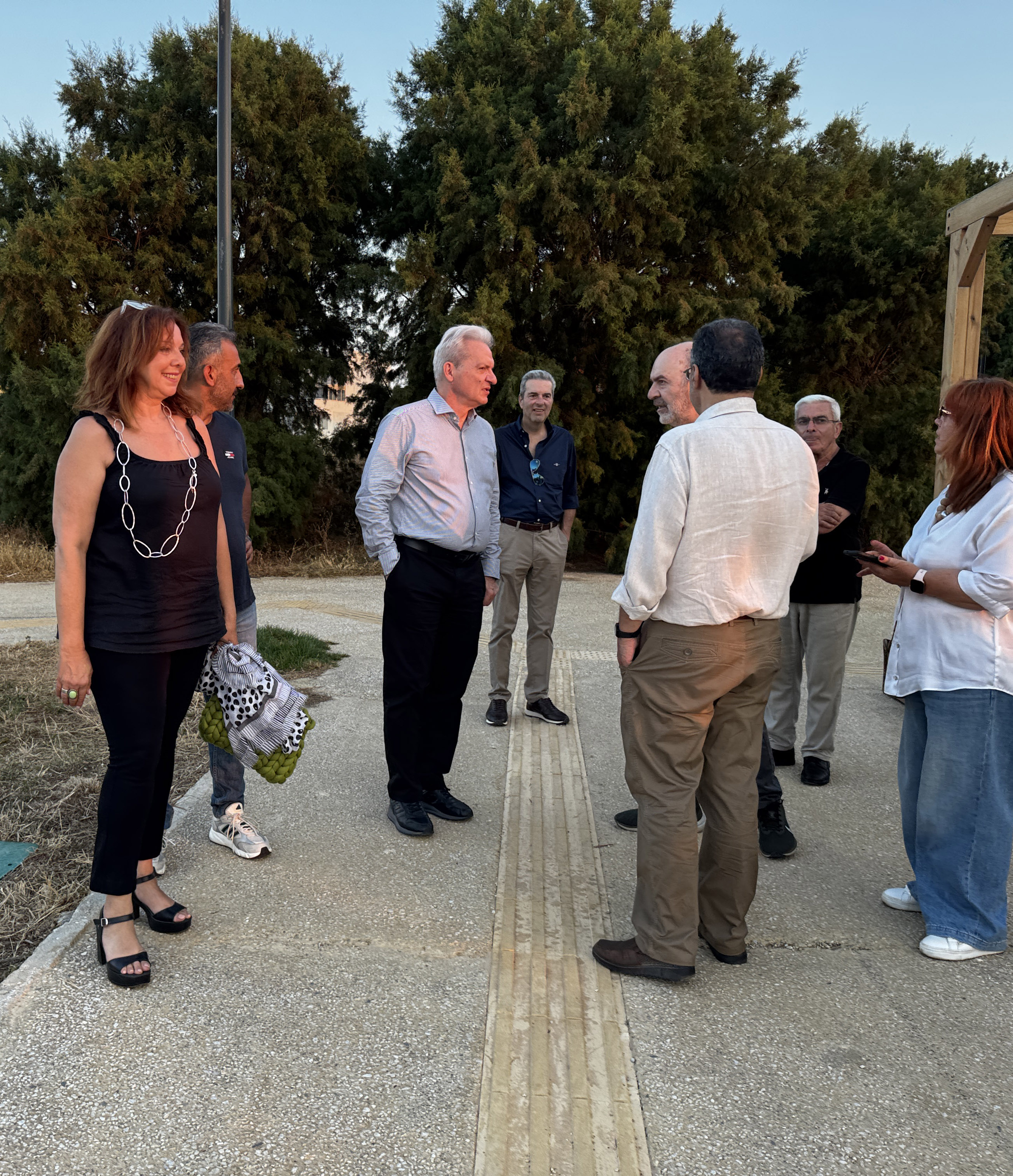 Πρεμιέρα για τα αναψυκτήρια στα Ενετικά Τείχη με φόντο την ιστορία και το πράσινοΑλέξης
Καλοκαιρινός: Υλοποιείται μια ακόμη δέσμευσή μας και αναβαθμίζεται ο δημόσιος
χώρος με απόλυτο σεβασμό στον μνημειακό χαρακτήρα των Τειχών και στόχο να
παραμείνουν ένας ζωντανός προορισμός για μικρούς και μεγάλους
 
Με δυο διαδοχικές εκδηλώσεις στη δροσιά του πρασίνου
των Ενετικών Τειχών, ο Δήμαρχος Ηρακλείου Αλέξης Καλοκαιρινός, ο Πρόεδρος της
ΔΕΠΑΝΑΛ Κώστας Βαρβεράκης, η Αντιπρόεδρος Μάρα Παναγιωτάκη και η Πρόεδρος της
1ης Δημοτικής Κοινότητας Θεοδοσία Αγγελιδάκη, καλωσόρισαν το κοινό που βρέθηκε
στα αναψυκτήρια πάνω από την Πύλη Ιησού και την Πύλη Παντοκράτορα, ξεκινώντας τη
λειτουργία τους την Παρασκευή 3 και το Σάββατο 4/7. 
