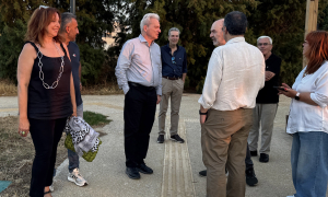 Πρεμιέρα για τα αναψυκτήρια στα Ενετικά Τείχη με φόντο την ιστορία και το πράσινοΑλέξης
Καλοκαιρινός: Υλοποιείται μια ακόμη δέσμευσή μας και αναβαθμίζεται ο δημόσιος
χώρος με απόλυτο σεβασμό στον μνημειακό χαρακτήρα των Τειχών και στόχο να
παραμείνουν ένας ζωντανός προορισμός για μικρούς και μεγάλους
Με δυο διαδοχικές εκδηλώσεις στη δροσιά του πρασίνου
των Ενετικών Τειχών, ο Δήμαρχος Ηρακλείου Αλέξης Καλοκαιρινός, ο Πρόεδρος της
ΔΕΠΑΝΑΛ Κώστας Βαρβεράκης, η Αντιπρόεδρος Μάρα Παναγιωτάκη και η Πρόεδρος της
1ης Δημοτικής Κοινότητας Θεοδοσία Αγγελιδάκη, καλωσόρισαν το κοινό που βρέθηκε
στα αναψυκτήρια πάνω από την Πύλη Ιησού και την Πύλη Παντοκράτορα, ξεκινώντας τη
λειτουργία τους την Παρασκευή 3 και το Σάββατο 4/7. 
