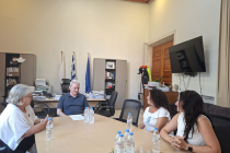 Συνεχίζονται οι συναντήσεις του Δημάρχου Ηρακλείου Αλέξη Καλοκαιρινού με εκπροσώπους συλλόγων της πόληςΣυνεχίζοντας
τις συναντήσεις με εκπροσώπους Συλλόγων και Φορέων της πόλης, ο Δήμαρχος
Ηρακλείου Αλέξης Καλοκαιρινός υποδέχθηκε το απόγευμα της Πέμπτης 16/7 στη
Λότζια, τους «Φίλους Πάρκου Αγίου Ιωάννη Κνωσσού», το Σύλλογο «Στόχος –
Πρόληψη» και μέλη της Πανελλήνιας Ομοσπονδίας Συλλόγων Οικογένειας ΚΕΘΕΑ και
του τοπικού Συλλόγου.
