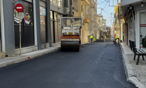 Στην οδό Ιδομενέως συνεχίζεται το πρόγραμμα ασφαλτοστρώσεων από τον Δήμο Ηρακλείου