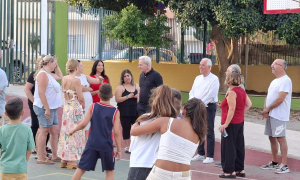 Ανοικτές Αυλές: Ο Αλέξης Καλοκαιρινός στο «Σχολείο της Μελίνας»Το 36ο Δημοτικό Σχολείο, «Το Σχολείο της Μελίνας» που συμμετέχει στο καινοτόμο πρόγραμμα του Δήμου Ηρακλείου «Ανοικτές Αυλές», επισκέφτηκε ο Δήμαρχος Ηρακλείου Αλέξης Καλοκαιρινός, μαζί με τον Αντιδήμαρχο Παιδείας Αντώνη Περισυνάκη, το απόγευμα της Τετάρτης 22/7.


