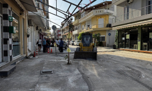 Αλλάζει όψη η πλατεία Ελευθέρνης στα Καμίνια - Ξεκίνησαν οι εργασίες ανακατασκευής με νέα επίστρωση και αστικό εξοπλισμό