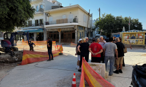 Ο Δήμαρχος Ηρακλείου στα έργα ανάπλασης της πλατείας Ελευθέρνης στα ΚαμίνιαΣτα έργα ανάπλασης της πλατείας Ελευθέρνης στα Καμίνια βρέθηκε για μια ακόμη φορά ο Δήμαρχος Ηρακλείου Αλέξης Καλοκαιρινός, βλέποντας από κοντά την εξέλιξη των εργασιών.

