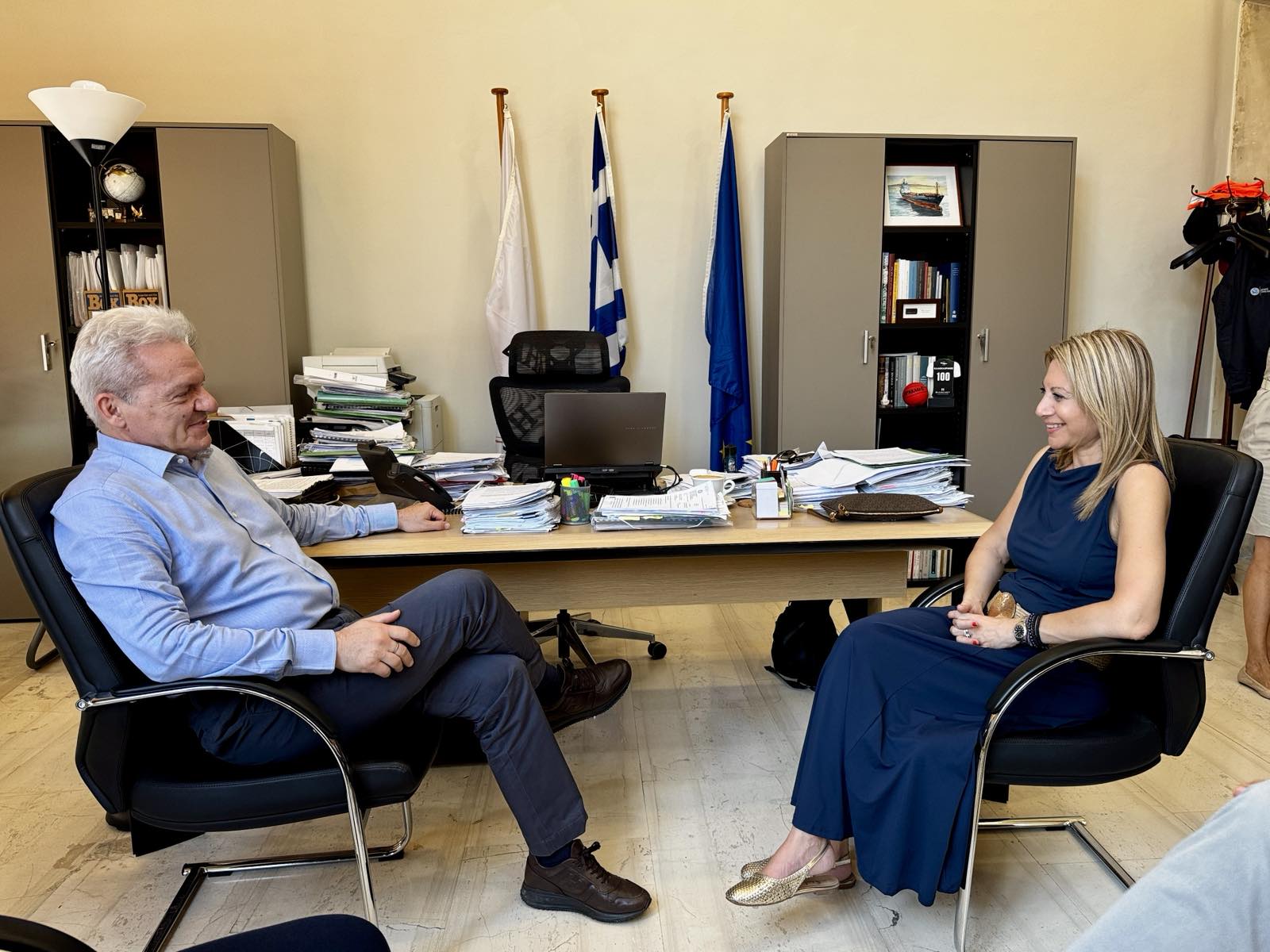 Συνάντηση του Δημάρχου Ηρακλείου Αλέξη Καλοκαιρινού με την Πρόεδρο του κινήματος «Ελπίδα για τη Δημοκρατία» Μαρία ΚαρυστιανούΟ Δήμαρχος Ηρακλείου Αλέξης Καλοκαιρινός υποδέχθηκε την Πρόεδρο του Κινήματος «Ελπίδα για τη Δημοκρατία» Μαρία Καρυστιανού, η οποία συνοδευόταν από στελέχη του Κινήματος, το μεσημέρι της Παρασκευής 31/7 στη Λότζια.
