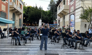 Ξεκινούν οι καλοκαιρινές συναυλίες της Φιλαρμονικής Ορχήστρας του Δήμου Ηρακλείου στον πεζόδρομο της Λ. ΔικαιοσύνηςΤην Πέμπτη 6 Αυγούστου στις 19:00 στον πεζόδρομο της Λ. Δικαιοσύνης, ξεκινούν συναυλίες της Φιλαρμονικής Ορχήστρας του Δήμου Ηρακλείου που έχουν γίνει θεσμός στα καλοκαίρια της πόλης.


