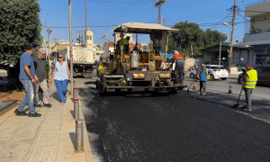 Στα έργα ασφαλτόστρωσης στην Λ. Ικάρου ο Αλέξης ΚαλοκαιρινόςΣτα έργα ασφαλτόστρωσης στην Λ. Ικάρου, από τη συμβολή της με την Λ. Στέλιου Καζαντζίδη μέχρι την οδό Μαυσώλου, βρέθηκε νωρίς το πρωί της Τρίτης 11/8 ο Δήμαρχος Ηρακλείου Αλέξης Καλοκαιρινός, μαζί με τον Πρόεδρο της Δ.Κ. Νέας Αλικαρνασσού Αλέξανδρο Τσουλφά και την επιβλέπουσα της Τεχνικής Υπηρεσίας του Δήμου, Πέπη Βαλύρη.

