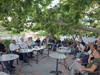 Ο Αλέξης Καλοκαιρινός στις Κάτω ΑσίτεςΣτο
επίκεντρο σημαντικά έργα, παρεμβάσεις και ο αναπτυξιακός σχεδιασμός της
Δημοτικής Αρχής – Θα ακολουθήσουν αντίστοιχες επισκέψεις σε όλες τις Δημοτικές
Ενότητες και Δημοτικές Κοινότητες του Δήμου Ηρακλείου
Ο
αναπτυξιακός σχεδιασμός του Δήμου Ηρακλείου στη Δημοτική Κοινότητα των Κάτω
Ασιτών βρέθηκε στο επίκεντρο της επίσκεψης του Δημάρχου Ηρακλείου Αλέξη
Καλοκαιρινού και του Αντιδημάρχου Τεχνικών Έργων & Πρασίνου Δημήτρη
Σπυριδάκη στον οικισμό, το απόγευμα της Παρασκευής 21/8, όπου τους υποδέχθηκαν ο
Πρόεδρος της Δ.Κ. Αστρινός Χριστοδουλάκης, μέλη του Τοπικού Συμβουλίου,
εκπρόσωποι τοπικών Φορέων και κάτοικοι του οικισμού.
