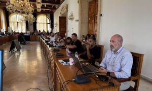 Προχωρά ο σχεδιασμός για την αξιοποίηση των πρώην στρατοπέδων Μπετεινάκη, Θεοδοσάκη και Γιακουμάκη από το Δήμο ΗρακλείουΈνα βήμα πιο κοντά στην Πολεοδόμηση της έκτασης των πρώην στρατοπέδων Μπετεινάκη, Θεοδοσάκη και Γιακουμάκη όπου σύμφωνα με το σχεδιασμό προβλέπεται η κατασκευή σχολικών κτιρίων, κοινωνικών κατοικιών, αθλητικών & πολιτιστικών εγκαταστάσεων, παιδικών χαρών χώρων στάθμευσης και πρασίνου, βρίσκεται ο Δήμος Ηρακλείου, μετά την έγκριση, με ομόφωνη απόφαση του Δημοτικού Συμβουλίου, της αναμόρφωσης της πολεοδομικής μελέτης, όπως την εισηγήθηκε ο Αντιδήμαρχος Χωροταξικού Σχεδιασμού, Πολεοδομίας και Δημοτικής Περιουσίας Νίκος Γιαλιτάκης,  στο πλαίσιο του Πρωτοκόλλου Συναντίληψης και Συνεργασίας που έχει ο υπογράψει ο Δήμος με το Ταμείο Εθνικής Άμυνας.

