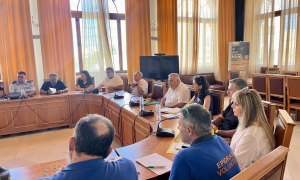 Σύσκεψη πολιτικής προστασίας για την αντιμετώπιση πλημμυρικών φαινομένων από το Δήμο ΗρακλείουΜε το σχεδιασμό και τις δράσεις της Πολιτικής Προστασίας για την αντιμετώπιση κινδύνων από την εκδήλωση πλημμυρικών φαινομένων στο επίκεντρο, συνεδρίασε το Τοπικό Επιχειρησιακό Συντονιστικό Όργανο Πολιτικής Προστασίας (Τ.Ε.Σ.Ο.Π.Π.) του Δήμου Ηρακλείου υπό τον Αντιδήμαρχο Πολιτικής Προστασίας και Δημοτικής Αστυνομίας Γιώργο Καραντινό  την Πέμπτη 10/9 στη Λότζια.

