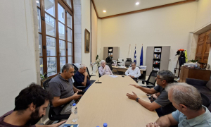Συνεχίζονται οι διαδοχικές συναντήσεις του Δημάρχου Ηρακλείου Αλέξη Καλοκαιρινού με Συλλόγους και Φορείς της πόληςΟ Δήμαρχος Ηρακλείου, Αλέξης Καλοκαιρινός στο πλαίσιο του ανοικτού κύκλου επαφών με την τοπική κοινωνία, πραγματοποίησε  το απόγευμα της Τετάρτης 16/9 στη Λότζια, διαδοχικές συναντήσεις εργασίας με εκπροσώπους των Χειροτεχνών, του συλλόγου Γυναικείας Επιχειρηματικότητας, εθελοντικών ομάδων, των συλλόγων Ερευνητών, εργαζομένων ΙΤΕ, της Επιτροπής Υγείας & Ασφάλειας εργαζομένων ΙΤΕ, της διοίκησης του Ηροδότου και της ΕΛΜΕ Ηρακλείου καθώς και με τον Γιάννη Παπαδοπεράκη, αδελφό της αείμνηστης γλύπτριας Ασπασίας Παπαδοπεράκη, για τη δωρεά του Αρχείου της στο Δήμο Ηρακλείου.

