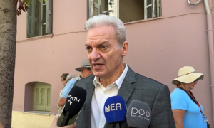 Στο πλευρό των εργαζομένων της καθαριότητας στα Δικαστήρια ο Αλέξης ΚαλοκαιρινόςΣτα Δικαστήρια Ηρακλείου, στο πλευρό των εργαζομένων της Υπηρεσίας Καθαριότητας οι οποίοι είχαν δεχθεί απρόκλητη επίθεση τον Νοέμβριο 2020, βρέθηκε ο Δήμαρχος Ηρακλείου Αλέξης Καλοκαιρινός μαζί με τον Πρόεδρο του Δημοτικού Συμβουλίου Παντελή Ρυακιωτάκη και τους Αντιδημάρχους Γιώργο Τσαγκαράκη και Γιάννα Καλονάκη, την Τρίτη 22/9.

