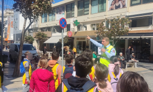 Ξεκινούν οι δράσεις κυκλοφοριακής αγωγής για τη μαθητική κοινότητα του Ηρακλείου από την Δημοτική ΑστυνομίαΞεκινούν από τη Δημοτική Αστυνομία, στο πλαίσιο της νέας ακαδημαϊκής χρονιάς, οι βιωματικές δράσεις ενημέρωσης και ευαισθητοποίησης μαθητών Δημοτικού με τίτλο «Κυκλοφορώ στην πόλη παρέα με τον κύριο Κ.Ο.Κ.» με στόχο την εξοικείωση των παιδιών με τον Κώδικα Οδικής Κυκλοφορίας και την καλλιέργεια της κυκλοφοριακής αγωγής.

